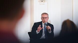 «Deutschland hat über Jahrzehnte bürokratischen Beton angehäuft – jetzt müssen wir ihn konsequent abtragen», schreibt Digitalminister Wildberger an seine Kabinettskolleginnen und -kollegen. (Archivbild)