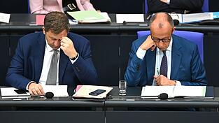Vizekanzler Klingbeil (links), Regierungschef Merz und ihr Kabinett befinden sich seit geraumer Zeit im Umfragetief. (Archivbild) Vizekanzler Klingbeil (links), Regierungschef Merz und ihr Kabinett befinden sich seit geraumer Zeit im Umfragetief. (Archivbild)