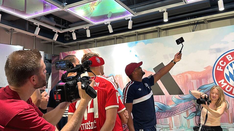 Bayern-Coach Kompany macht ein Selfie von sich und seinen Spielern. Bayern-Coach Kompany macht ein Selfie von sich und seinen Spielern.