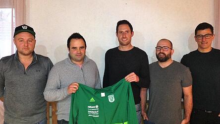 Die FVgg Gammelsdorf stellte das neue Trainergespann f&uuml;r die Saison 2020/21 vor: Trainer Tobias Weinzierl (2. v. l.) und Co-Trainer Christoph H&ouml;sl (3. v. l.) mit drittem Abteilungsleiter Josef Rockermaier (l.), zweitem Abteilungsleiter Florian Pichlmaier (2. v. r.) und Christoph Oberloher (r.).