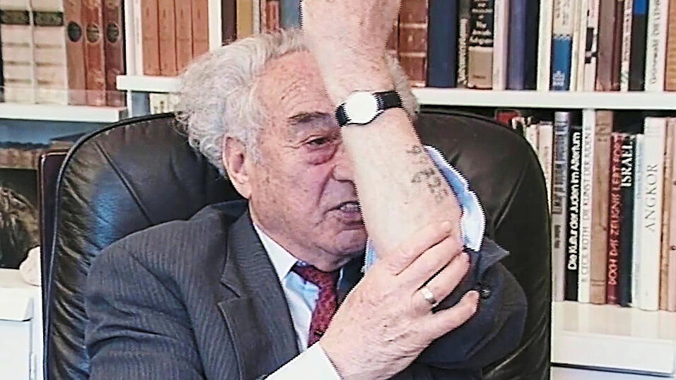 Der Shoa-Überlebende Max Mannheimer während eines Zeitzeugeninterviews im Jahr 1998. Der Shoa-Überlebende Max Mannheimer während eines Zeitzeugeninterviews im Jahr 1998.