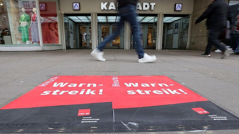 Plakate mit der Aufschrift 'Warnstreik' sind vor einem Galeria-Karstadt-Kaufhaus zu sehen. Plakate mit der Aufschrift 'Warnstreik' sind vor einem Galeria-Karstadt-Kaufhaus zu sehen.