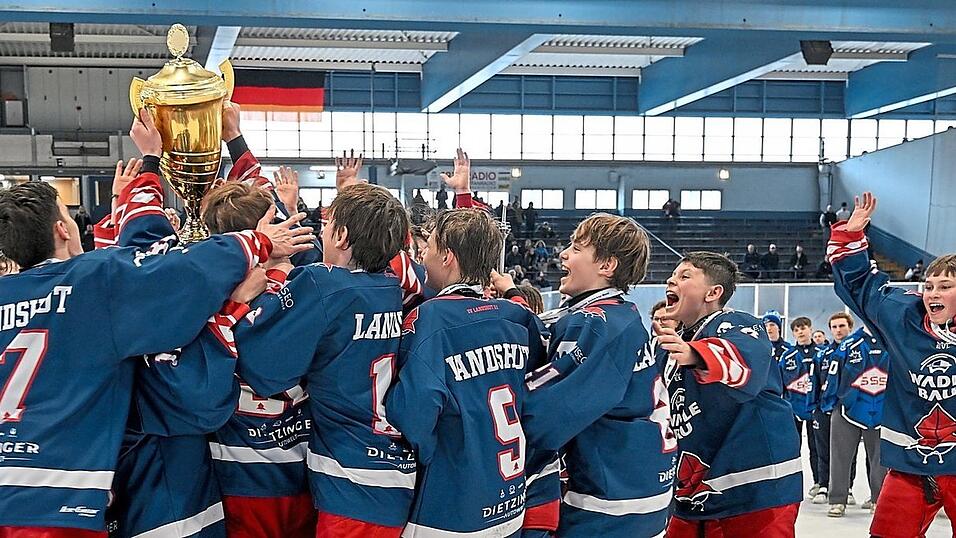 Hier ist das Ding: Die U15 vom EV Landshut gewann am vergangenen Wochenende in Düsseldorf die deutsche Meisterschaft - ein weiterer Beleg für die Top-Ausbildung am Gutenbergweg.