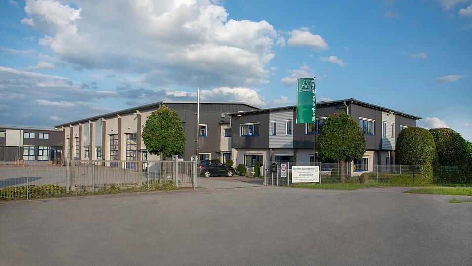 2006 zogen die B&uuml;rstenprofis von Sch&ouml;llnach ins aktuelle Domizil im Plattlinger Industriegebiet.