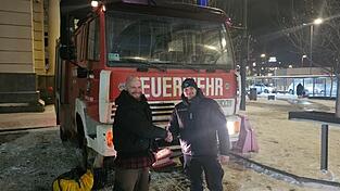 Ersehnte Übergabe in Lwiw: Paul Krüger und Feuerwehrmann Sergej aus Odessa. Ersehnte Übergabe in Lwiw: Paul Krüger und Feuerwehrmann Sergej aus Odessa.