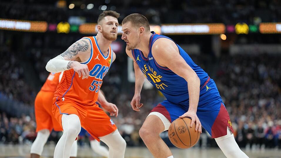 Isaiah Hartenstein (l.) und Nikola Jokic standen erst zum zweiten Mal nach langer Verletzungspause auf dem Parkett.