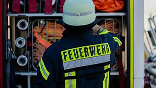 Die Feuerwehr r&uuml;ckte aus und bek&auml;mpfte das Feuer. (Symbolbild)