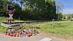 Am Bahnübergang wurden inzwischen zahlreiche Blumensträuße, Kerzen und andere Trauer-Bekundungen abgestellt. Am Bahnübergang wurden inzwischen zahlreiche Blumensträuße, Kerzen und andere Trauer-Bekundungen abgestellt.
