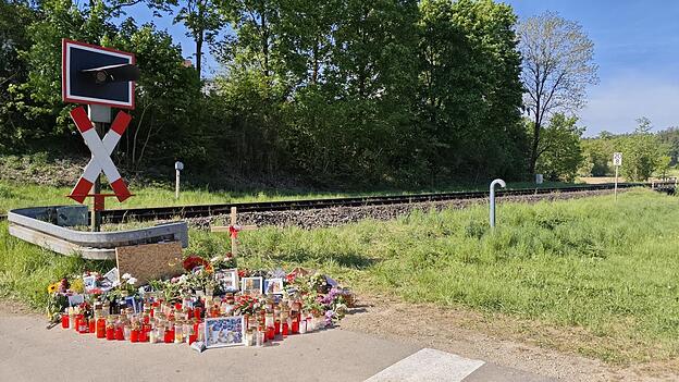 Am Bahn&uuml;bergang wurden inzwischen zahlreiche Blumenstr&auml;u&szlig;e, Kerzen und andere Trauer-Bekundungen abgestellt.
