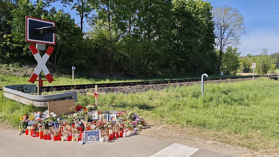 Am Bahn&uuml;bergang wurden inzwischen zahlreiche Blumenstr&auml;u&szlig;e, Kerzen und andere Trauer-Bekundungen abgestellt.