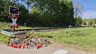 Am Bahn&uuml;bergang wurden inzwischen zahlreiche Blumenstr&auml;u&szlig;e, Kerzen und andere Trauer-Bekundungen abgestellt.