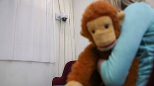 In Oberfranken soll ein Pfleger Behinderte sexuell missbraucht haben, darunter Kinder. (Symbolbild) In Oberfranken soll ein Pfleger Behinderte sexuell missbraucht haben, darunter Kinder. (Symbolbild)