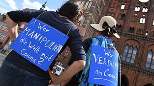 In einer Demokratie kann man jede noch so abstruse Meinung äußern. Problematisch wird es, wenn nur noch exotische Meinungen öffentlich diskutiert werden, sagt Alexander Straßner. In einer Demokratie kann man jede noch so abstruse Meinung äußern. Problematisch wird es, wenn nur noch exotische Meinungen öffentlich diskutiert werden, sagt Alexander Straßner.