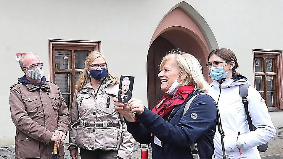 Martha Klessinger mit einer Autogrammkarte von Fritz Wepper, alias Wolfgang W&ouml;ller.