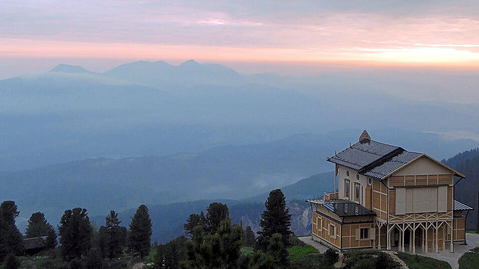 Das Königshaus am Schachen auf 1 866 Metern Höhe: Mit dem Holzhaus hat sich König Ludwig II. ein Refugium im Wettersteingebirge gegönnt. Das 'Problem': Es ist nur mit einem mehrstündigen Fußmarsch zu erreichen. Das Königshaus am Schachen auf 1 866 Metern Höhe: Mit dem Holzhaus hat sich König Ludwig II. ein Refugium im Wettersteingebirge gegönnt. Das 'Problem': Es ist nur mit einem mehrstündigen Fußmarsch zu erreichen.