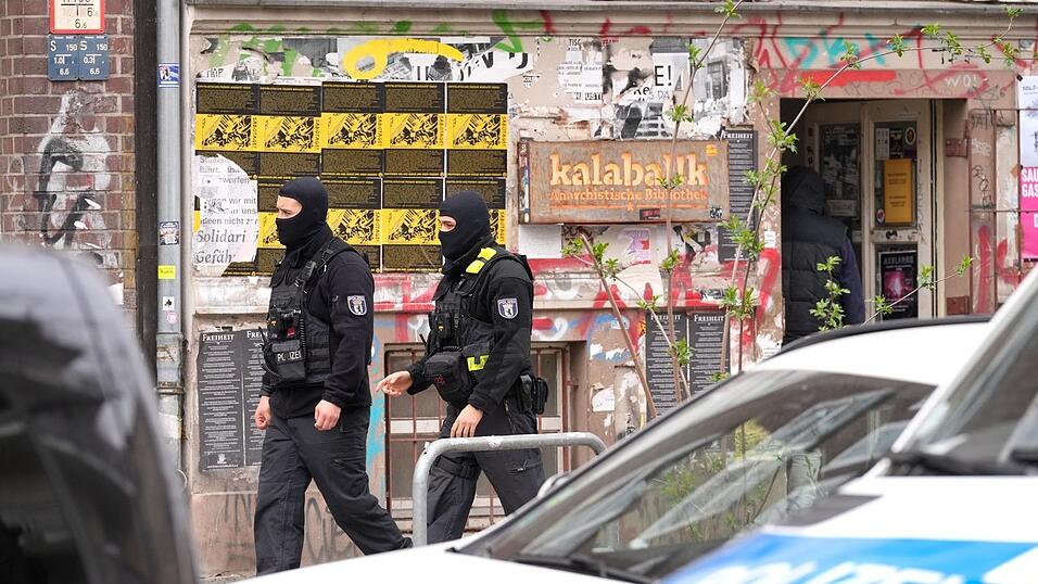 Nach dem Anschlag auf Stromleitungen zum Berliner Techpark Adlershof 2025 durchsucht die Polizei Wohnungen in mehreren Bundesl&auml;ndern.