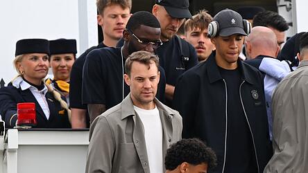 Abflug in die USA: Torwart Manuel Neuer (M) und Co. starten die WM-Mission.