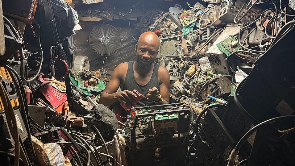 Zehntausende Menschen leben in Accra Schätzungen zufolge direkt oder indirekt von der Verarbeitung alter Elektronik. Zehntausende Menschen leben in Accra Schätzungen zufolge direkt oder indirekt von der Verarbeitung alter Elektronik.