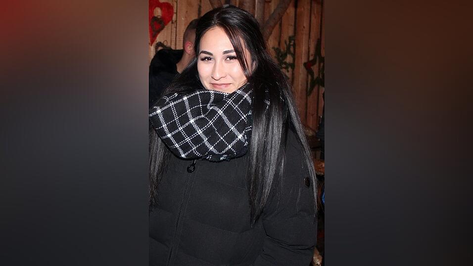 Auch am Samstag, 15. Dezember, strömten wieder etliche Besucher aus Landshut und Umgebung zur Weihnachtspyramide am Alten Viehmarkt. Auch am Samstag, 15. Dezember, strömten wieder etliche Besucher aus Landshut und Umgebung zur Weihnachtspyramide am Alten Viehmarkt.