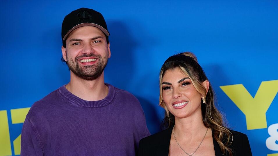 Die zweite Staffel von «Yeliz & Jimi - We Are Family» bei Sky und Wow bietet wieder Einblicke in das private Leben von Jimi Blue Ochsenknecht und Yeliz Koc. Die zweite Staffel von «Yeliz & Jimi - We Are Family» bei Sky und Wow bietet wieder Einblicke in das private Leben von Jimi Blue Ochsenknecht und Yeliz Koc.