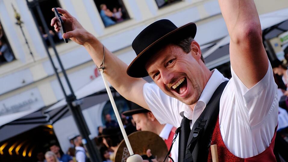 Zahlreiche Musik- und Trachtengruppen zogen nach dreij&auml;hriger Pause am Freitagabend zum Festplatz Am Hagen.