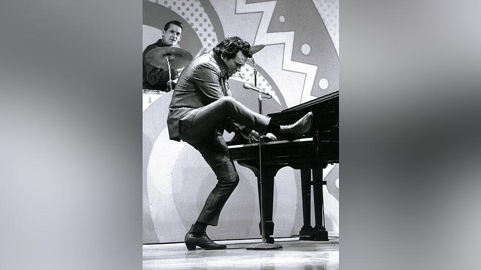 Jerry Lee Lewis in den 1960er Jahren – schon damals war er für sein oft wildes Gebaren am Klavier bekannt. Jerry Lee Lewis in den 1960er Jahren – schon damals war er für sein oft wildes Gebaren am Klavier bekannt.