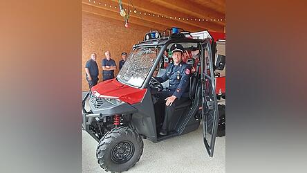 Kommandant Kelnhofer und die Feuerwehrkameraden freuen sich &uuml;ber das neue UTV-L&ouml;schfahrzeug.
