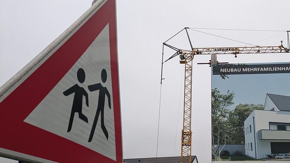Gebaut wird aktuell munter in Stephansposching - gefragt sind auch und gerade Mehrparteien-Objekte. Diese auf die Bedürfnisse von darin lebenden Kindern abzustimmen, soll Aufgabe der Spielplatz-Satzung sein, die der Gemeinderat am Dienstagabend beschlossen hat. Gebaut wird aktuell munter in Stephansposching - gefragt sind auch und gerade Mehrparteien-Objekte. Diese auf die Bedürfnisse von darin lebenden Kindern abzustimmen, soll Aufgabe der Spielplatz-Satzung sein, die der Gemeinderat am Dienstagabend beschlossen hat.