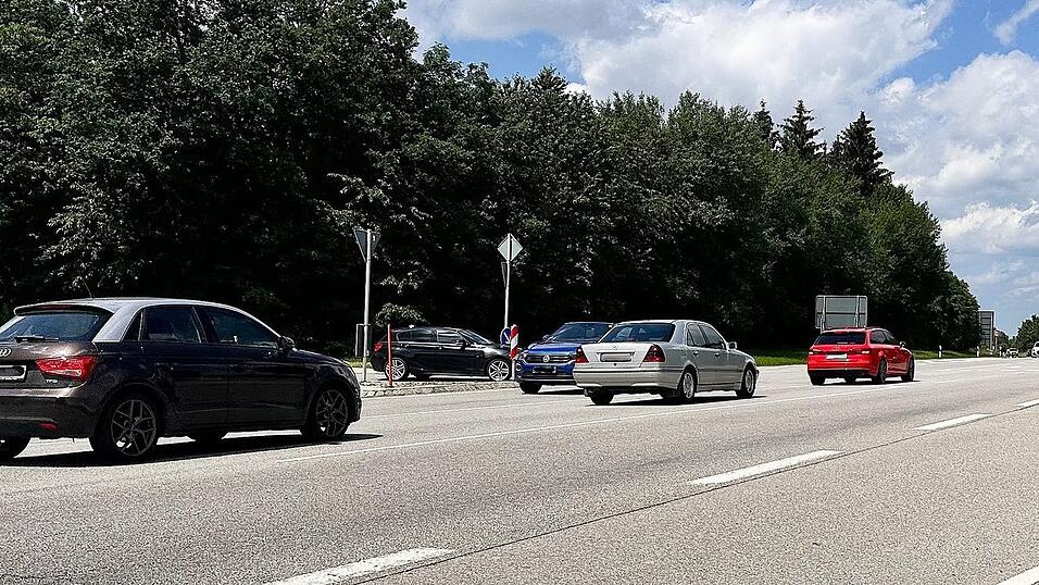 An der JVA-Kreuzung droht ohne temporäre Ampel der Verkehrskollaps. Richtung Weickmannshöhe erwartet der Verkehrsplaner lange Rückstaus. An der JVA-Kreuzung droht ohne temporäre Ampel der Verkehrskollaps. Richtung Weickmannshöhe erwartet der Verkehrsplaner lange Rückstaus.