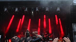 Saltatio-Mortis-Frontmann Jörg Roth alias Alea beim Stagediving der ganz anderen Art auf der Piazza im Gewerbepark: Auf einem Wikingerboot „segelte“ er durch die Menge. Saltatio-Mortis-Frontmann Jörg Roth alias Alea beim Stagediving der ganz anderen Art auf der Piazza im Gewerbepark: Auf einem Wikingerboot „segelte“ er durch die Menge.
