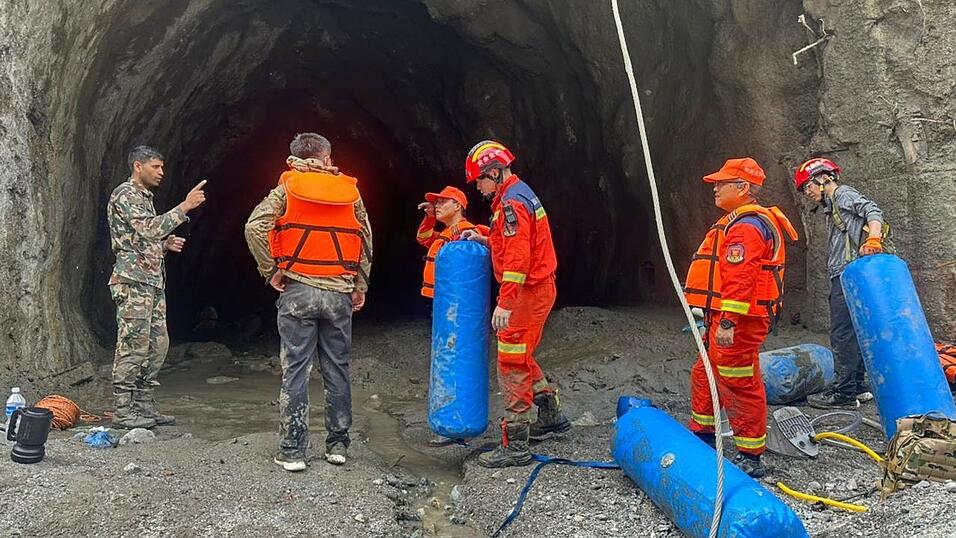 In Tunneln werden noch immer zahlreiche Arbeiter vermisst.