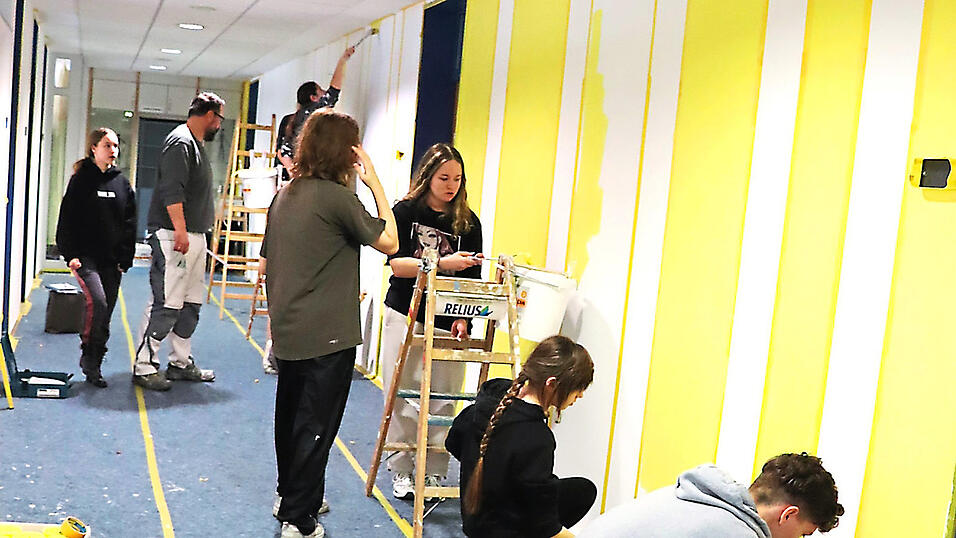 Mit Konzept, Farbe und jeder Menge Engagement ging es an das Gemeinschaftsprojekt. Nun erstrahlt der Flur bei der Verwaltung in neuem Glanz.