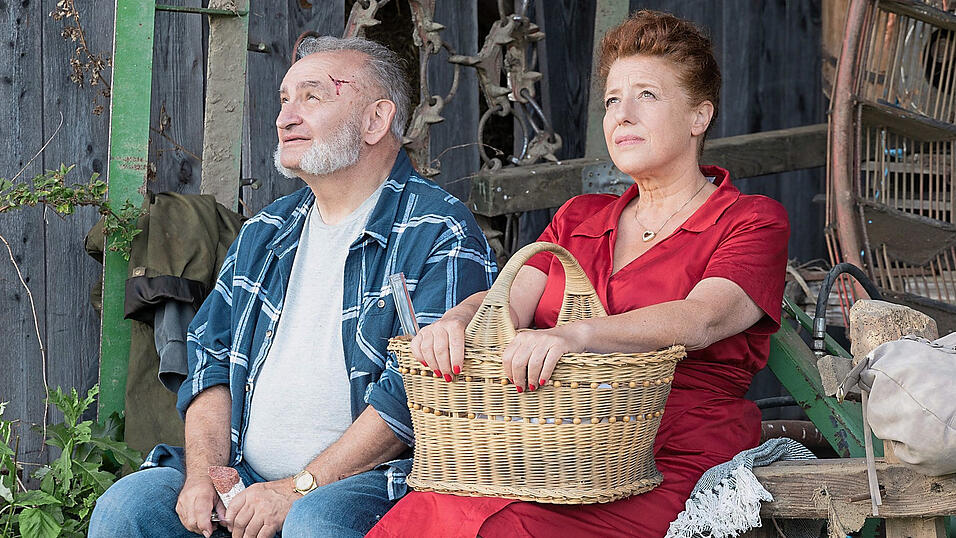 Szene aus „Karli & Marie“ - mit Sigi Zimmerschied und Luise Kinseher, spannend, kriminell und sogar ein bisschen amourös. Szene aus „Karli & Marie“ - mit Sigi Zimmerschied und Luise Kinseher, spannend, kriminell und sogar ein bisschen amourös.