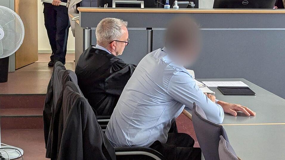 Der Vater, vertreten von Rechtsanwalt Maximilian Keser, breitete die Probleme seines Sohnes, die ihn handgreiflich werden ließen, öffentlich vor der Jugendrichterin am Amtsgericht aus.