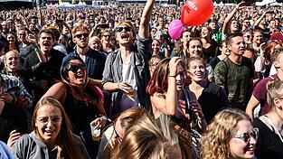 Wir zeigen, wie du richtig reagierst, wenn auf einem Festival etwas passiert. Wir zeigen, wie du richtig reagierst, wenn auf einem Festival etwas passiert.