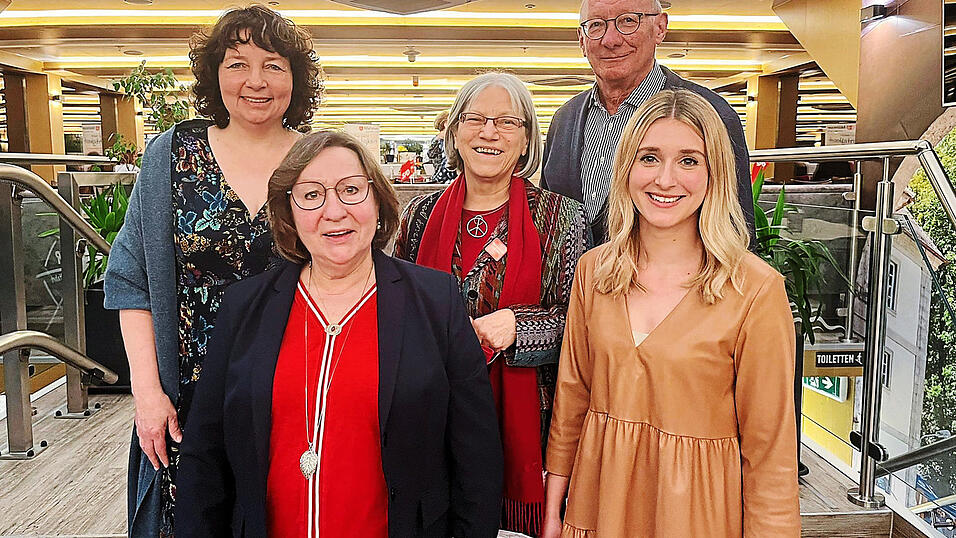 Im lockeren Austausch: Ruth Müller, Maria Meixner, Johanna Werner-Muggendorfer, Franz Maget und Luisa Haag (v.l.). Im lockeren Austausch: Ruth Müller, Maria Meixner, Johanna Werner-Muggendorfer, Franz Maget und Luisa Haag (v.l.).
