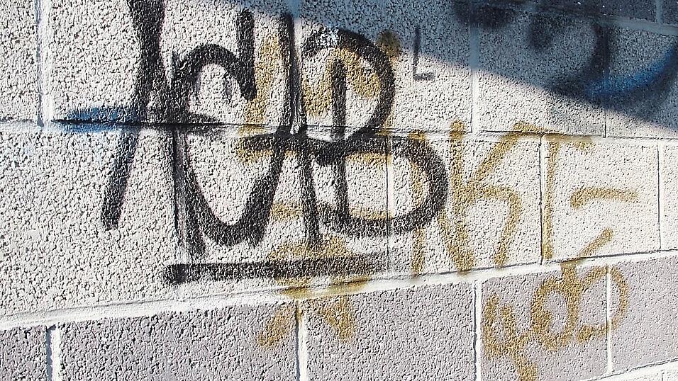 Auch auf dem 'Fun Court' wurde gesprüht: Rechts unten die goldene '405' , groß darüber 'ACAB' - was nicht für 'all cats are beautiful' steht. Auch auf dem 'Fun Court' wurde gesprüht: Rechts unten die goldene '405' , groß darüber 'ACAB' - was nicht für 'all cats are beautiful' steht.