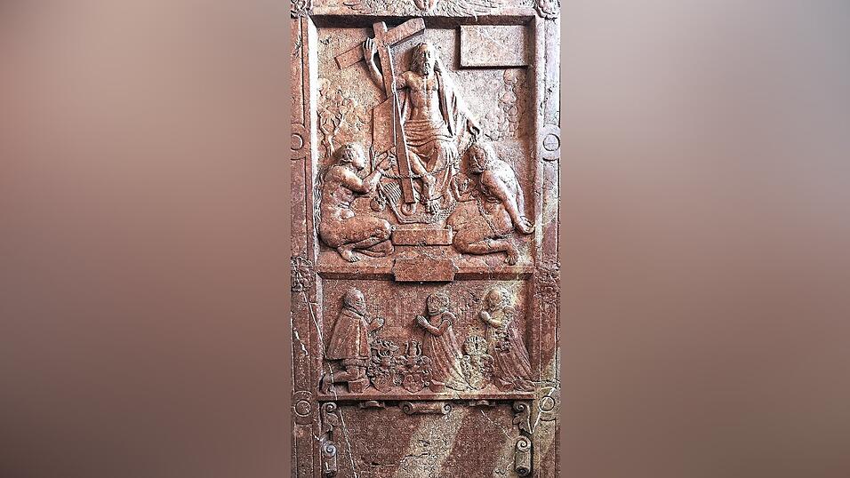 Das Epitaph neben dem Eingang der Kirche St. Johannes im Stadtteil lttling.