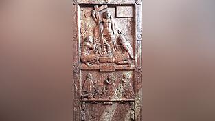 Das Epitaph neben dem Eingang der Kirche St. Johannes im Stadtteil lttling.