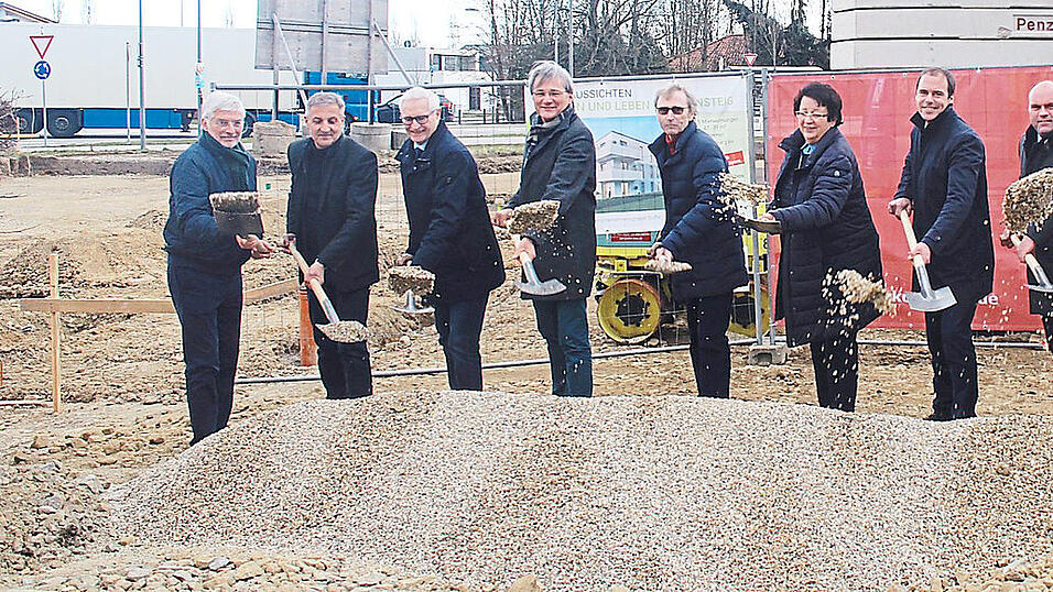 Legten sich beim symbolischen Spatenstich ins Zeug (v.l.): Stadtrat Peter Ries, Architekt Konrad Stadler, Berufsm&auml;&szlig;iger Stadtrat Alois Lermer, Stadtplaner Oliver Vetter-Gindele, Stoffel-Gesellschafter Manfred Stoffel, B&uuml;rgermeisterin Maria Stelzl, Stoffel-Gesellschafter Andreas Stoffel, Raiffeisenbank-Direktor Stefan Hinsken, Alexander Penzkofer von der Baufirma, Stoffel-Gesch&auml;ftsf&uuml;hrer Andreas Hambach und Stoffel-Prokurist G&uuml;nter Gmeinwieser.