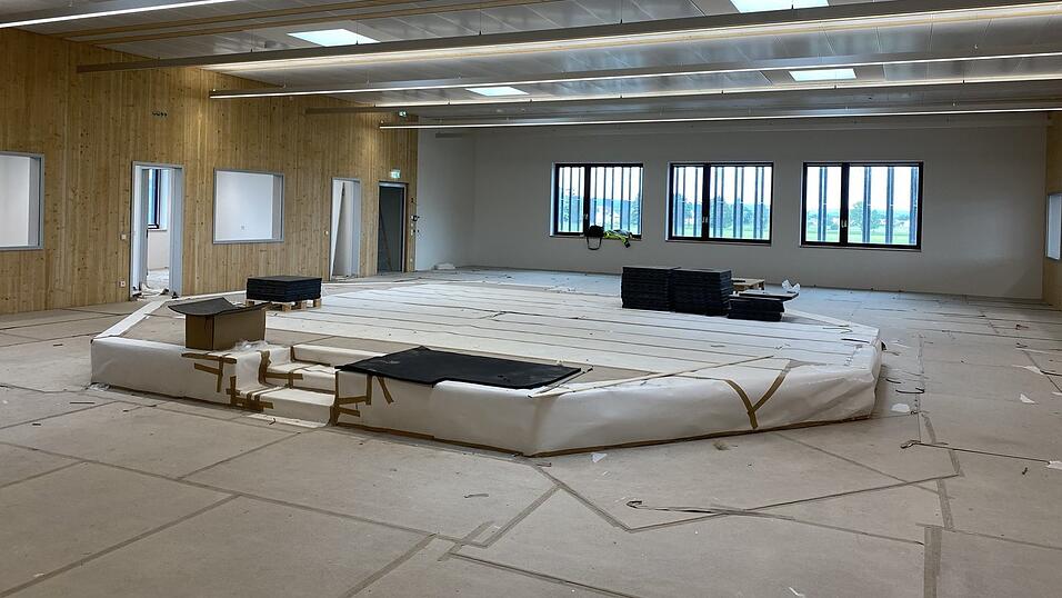 Im Herzstück, der Einsatzzentrale im ersten Stock, sind mittig drei Einsatzleitplätze vorgesehen, darunter der Schichtführer, Lagedienst und Funksprecher. Rund um das Podest sind Plätze für Einsatzleitplätze im Telefondienst vorgesehen, die zuarbeiten sollen. Im Herzstück, der Einsatzzentrale im ersten Stock, sind mittig drei Einsatzleitplätze vorgesehen, darunter der Schichtführer, Lagedienst und Funksprecher. Rund um das Podest sind Plätze für Einsatzleitplätze im Telefondienst vorgesehen, die zuarbeiten sollen.