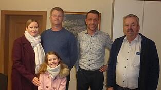 Mario H&ouml;cherl mit seiner Familie, Gesch&auml;ftsleiter Markus Schreiner und B&uuml;rgermeister Johann Aumeier (v.l.) am Wahlabend im Miltacher Rathaus