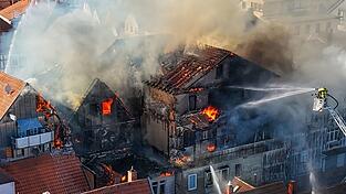 Das Feuer breitete sich sehr schnell aus. Das Feuer breitete sich sehr schnell aus.