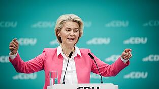 Ursula von der Leyen ist mit Vorwürfen konfrontiert. Es geht um Vetternwirtschaft, aber auch darum, dass sie im Kampf um ihren Green Deal die Wirtschaft vernachlässigt hat. Ursula von der Leyen ist mit Vorwürfen konfrontiert. Es geht um Vetternwirtschaft, aber auch darum, dass sie im Kampf um ihren Green Deal die Wirtschaft vernachlässigt hat.
