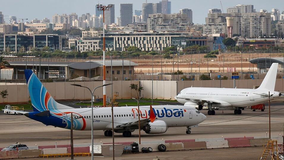 Nach einem gewaltsamen Vorfall an Bord hat die Fluggesellschaft Flydubai ihre Flüge von und nach Israel vorerst ausgesetzt. Nach einem gewaltsamen Vorfall an Bord hat die Fluggesellschaft Flydubai ihre Flüge von und nach Israel vorerst ausgesetzt.