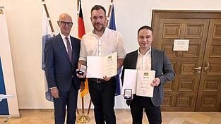 Lebensretter am Arbeitsplatz: Regierungspr&auml;sident Walter Jonas (links) zeichnet Rainer Premm (rechts) und Sebastian Neubert aus.