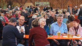 In der Stockschützenhalle gab es mittags beim Arnbier-Fest kaum einen freien Platz mehr.