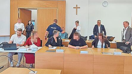 Die fünf Angeklagten im Alter zwischen 22 und 29 Jahren sollen Hunderte Kilogramm Marihuana nach Deutschland gebracht und hier einen schwunghaften Drogenhandel mit Marihuana, Kokain, Heroin und Amphetaminen betrieben haben. Die fünf Angeklagten im Alter zwischen 22 und 29 Jahren sollen Hunderte Kilogramm Marihuana nach Deutschland gebracht und hier einen schwunghaften Drogenhandel mit Marihuana, Kokain, Heroin und Amphetaminen betrieben haben.