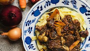 Diese Woche zeigen uns die Blogger von cooknsoul.de ein Rezept für ein Gulasch.