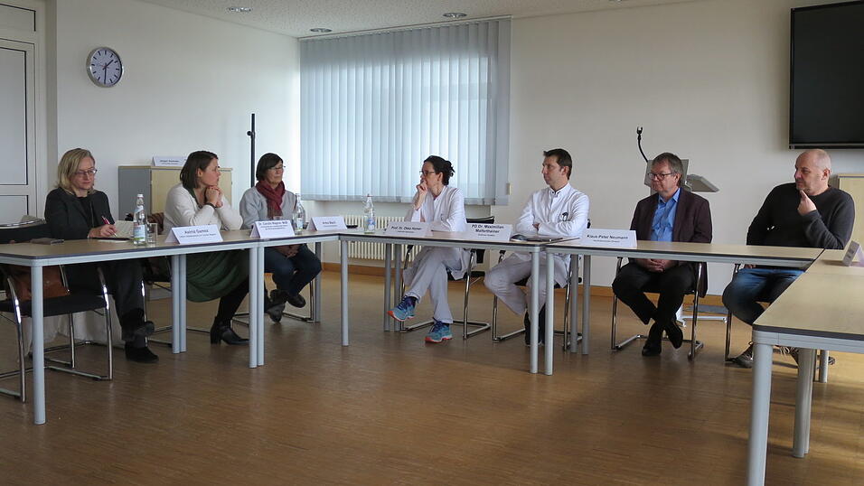 Die SPD-Bundestagsabgeordnete Carolin Wagner will sich beim Freistaat Bayern dafür einsetzen, dass die zwei zuständigen Ministerien die Rettung der Klinik 'als sinnvolle Investition' in die Wege leiten. Die SPD-Bundestagsabgeordnete Carolin Wagner will sich beim Freistaat Bayern dafür einsetzen, dass die zwei zuständigen Ministerien die Rettung der Klinik 'als sinnvolle Investition' in die Wege leiten.